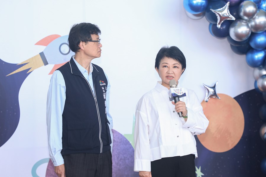 台中市高級中等以下學校112學年度畢業生市長獎合影 (10)