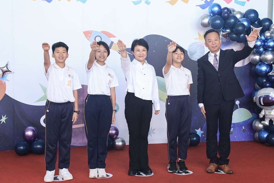 台中市高級中等以下學校112學年度畢業生市長獎合影 (11)