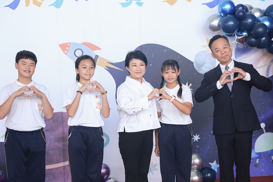 台中市高級中等以下學校112學年度畢業生市長獎合影 (12)