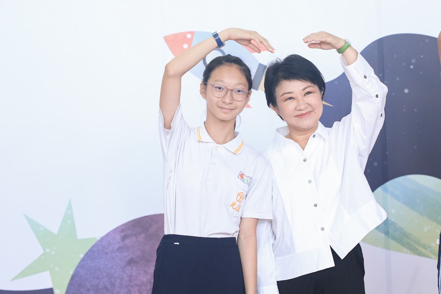 台中市高級中等以下學校112學年度畢業生市長獎合影 (13)