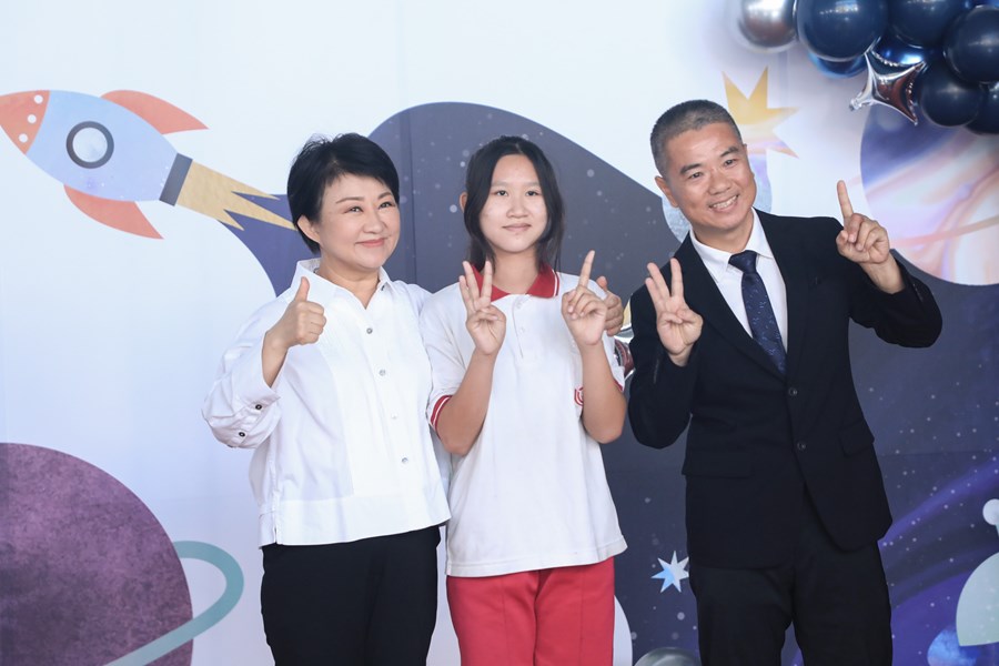 台中市高級中等以下學校112學年度畢業生市長獎合影 (20)