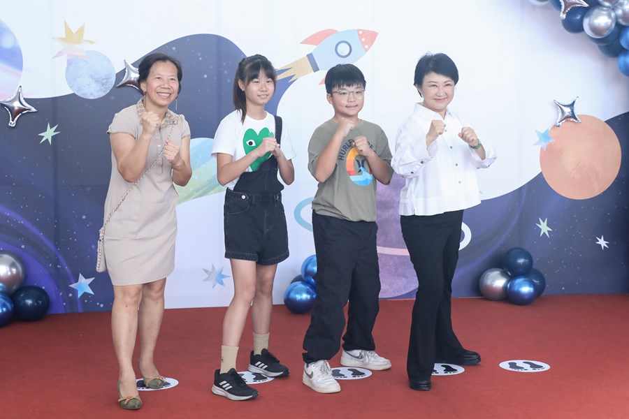 台中市高級中等以下學校112學年度畢業生市長獎合影 (25)