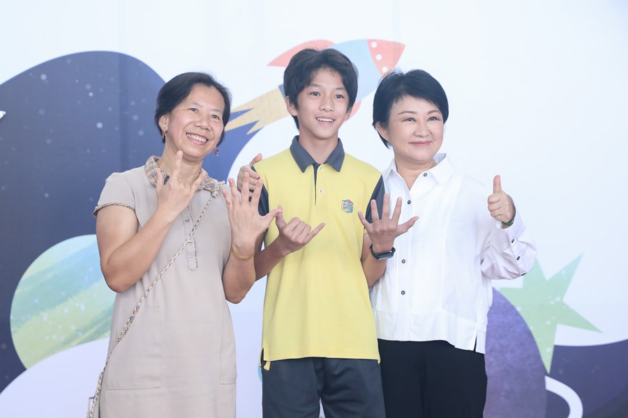 台中市高級中等以下學校112學年度畢業生市長獎合影 (26)
