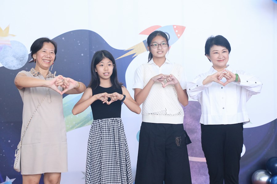 台中市高級中等以下學校112學年度畢業生市長獎合影 (28)