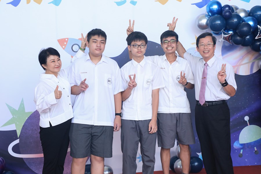 台中市高級中等以下學校112學年度畢業生市長獎合影 (42)