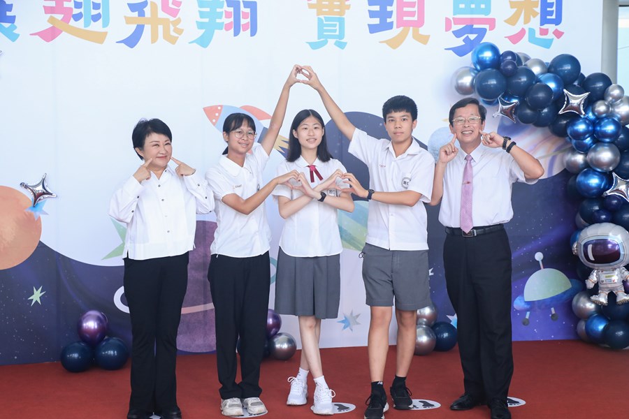 台中市高級中等以下學校112學年度畢業生市長獎合影 (43)