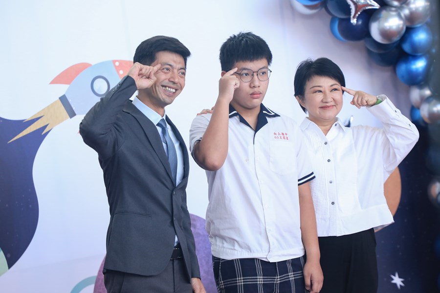 台中市高級中等以下學校112學年度畢業生市長獎合影 (49)