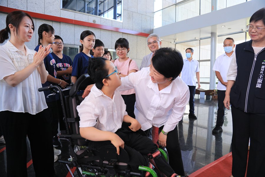 台中市高級中等以下學校112學年度畢業生市長獎合影--TSAI (7)