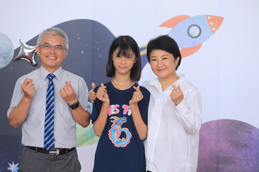 台中市高級中等以下學校112學年度畢業生市長獎合影--TSAI (18)