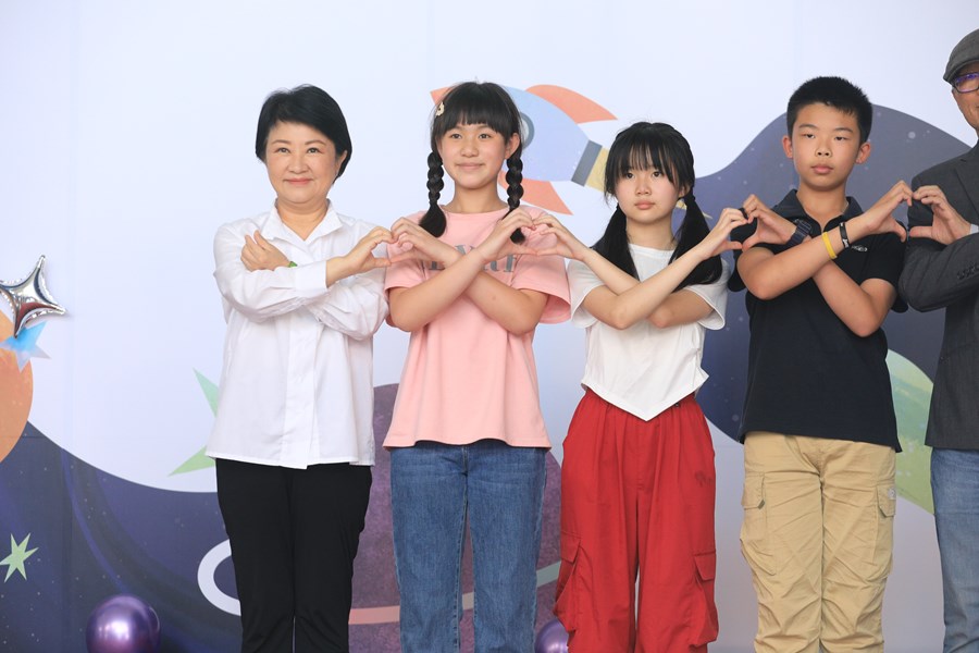 台中市高級中等以下學校112學年度畢業生市長獎合影--TSAI (22)