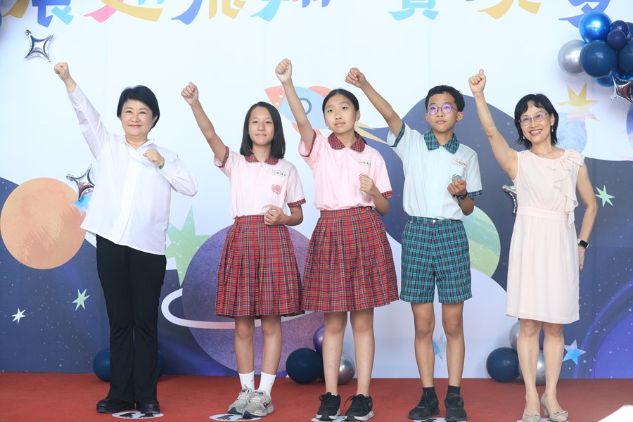 台中市高級中等以下學校112學年度畢業生市長獎合影--TSAI (32)