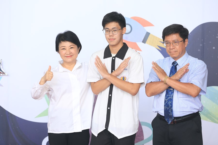 台中市高級中等以下學校112學年度畢業生市長獎合影--TSAI (57)