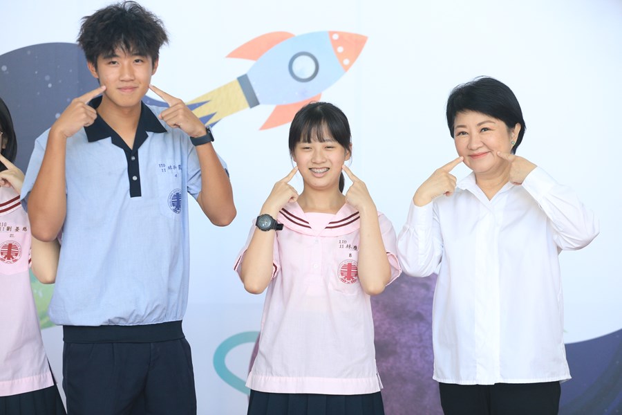 台中市高級中等以下學校112學年度畢業生市長獎合影--TSAI (71)