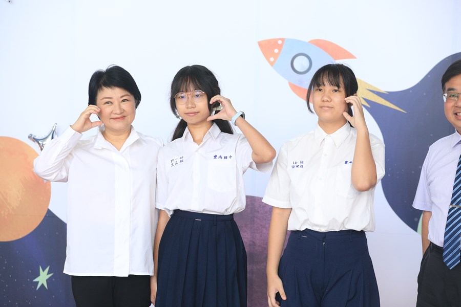 台中市高級中等以下學校112學年度畢業生市長獎合影--TSAI (82)