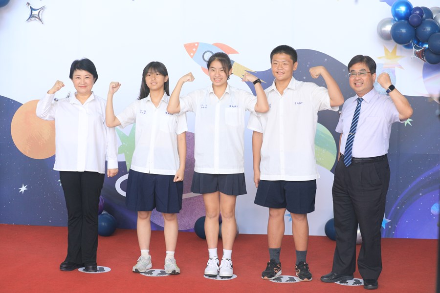 台中市高級中等以下學校112學年度畢業生市長獎合影--TSAI (87)