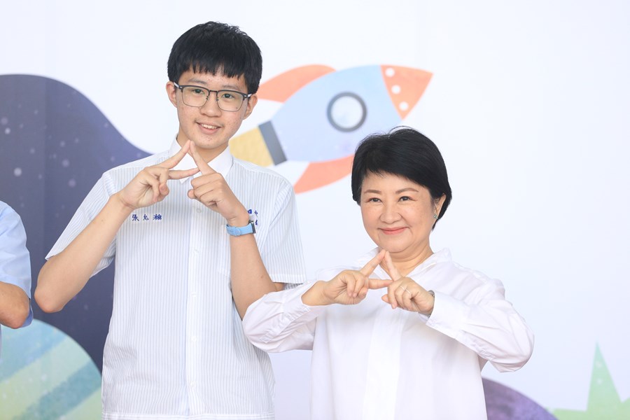 台中市高級中等以下學校112學年度畢業生市長獎合影--TSAI (91)