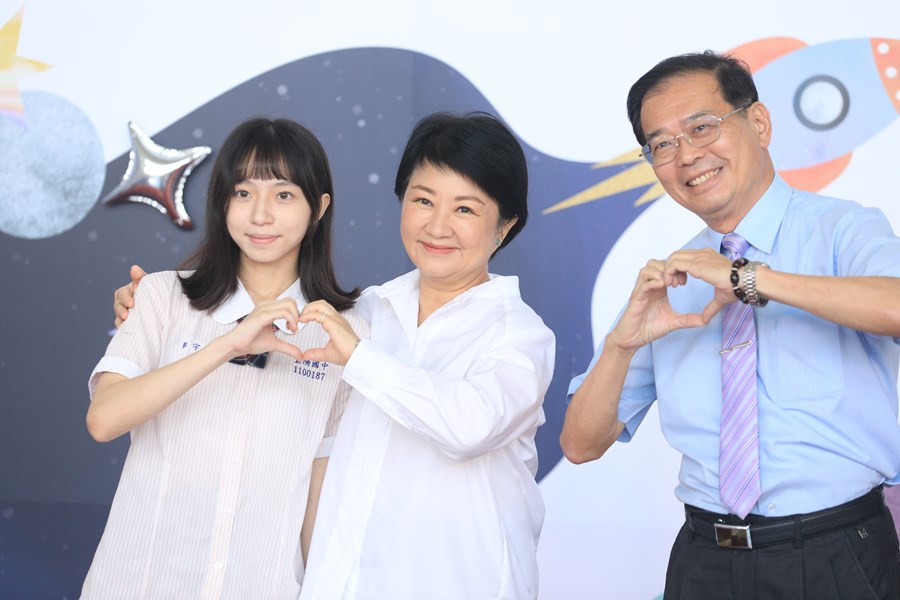 台中市高級中等以下學校112學年度畢業生市長獎合影--TSAI (92)
