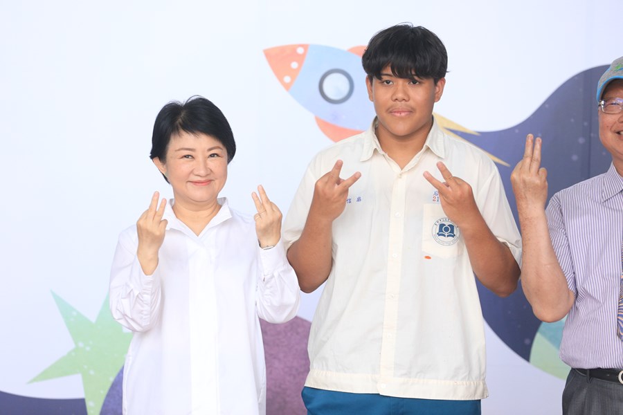 台中市高級中等以下學校112學年度畢業生市長獎合影--TSAI (100)