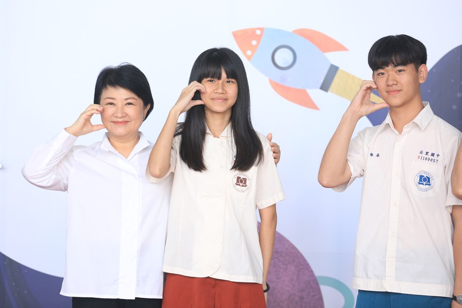 台中市高級中等以下學校112學年度畢業生市長獎合影--TSAI (101)