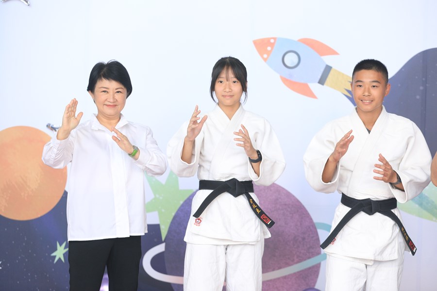 台中市高級中等以下學校112學年度畢業生市長獎合影--TSAI (103)