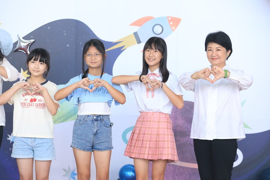 台中市高級中等以下學校112學年度畢業生市長獎合影--TSAI (107)