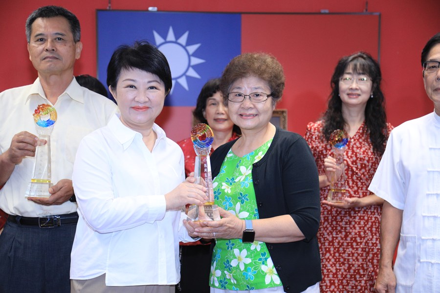 表揚113年度本市推廣客家文化有功人員及單位--團體獎--石岡客家美食協會--葉碧蓮女士
