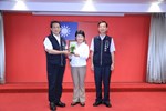 獻獎--本府112年度採購稽核榮獲工程會評定優等--張大春副秘書長(左)及政風處林煥淳處長(右)與市長合影