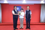 獻獎--本府112年度採購稽核榮獲工程會評定優等--張大春副秘書長(左)及政風處林煥淳處長(右)與市長合影