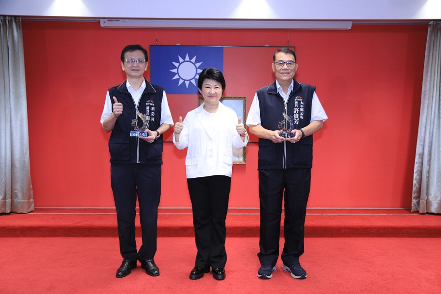 頒獎--盧市長致贈服務滿40年獎座合照