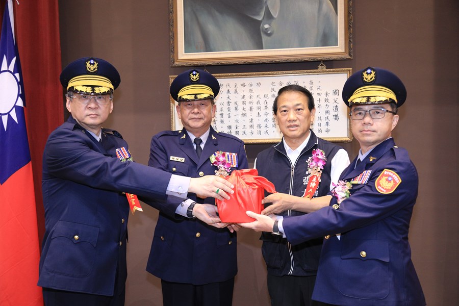 台中市政府張大春副秘書長(右2)--台中市警察局長李文章(左2)--和平分局分局長劉明興(右1)TSAI2984