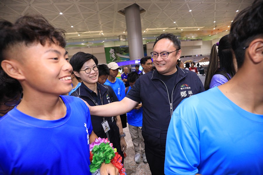 鄭副市長到桃園機場迎接奧運輕艇台中市籍選手返國--TSAI (7)