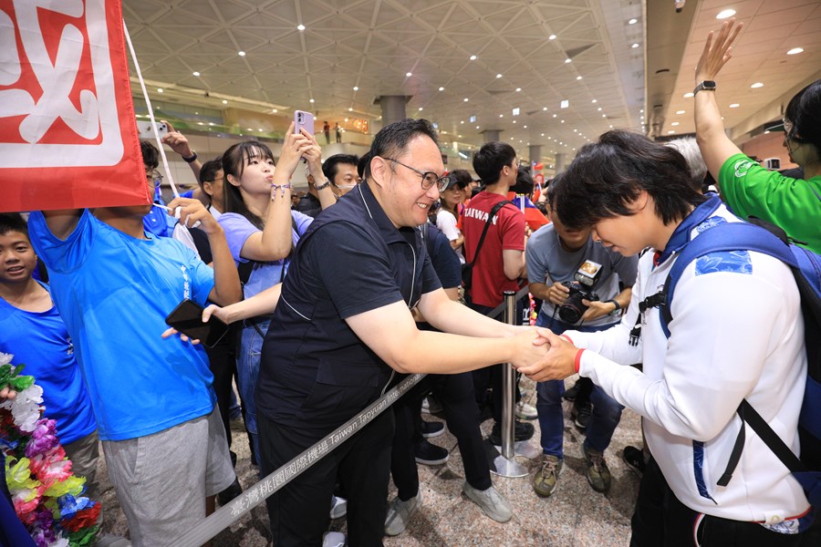鄭副市長到桃園機場迎接奧運輕艇台中市籍選手返國--TSAI (8)