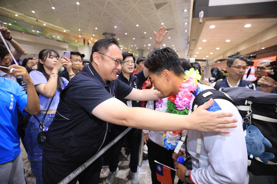 鄭副市長到桃園機場迎接奧運輕艇台中市籍選手返國--TSAI (10)