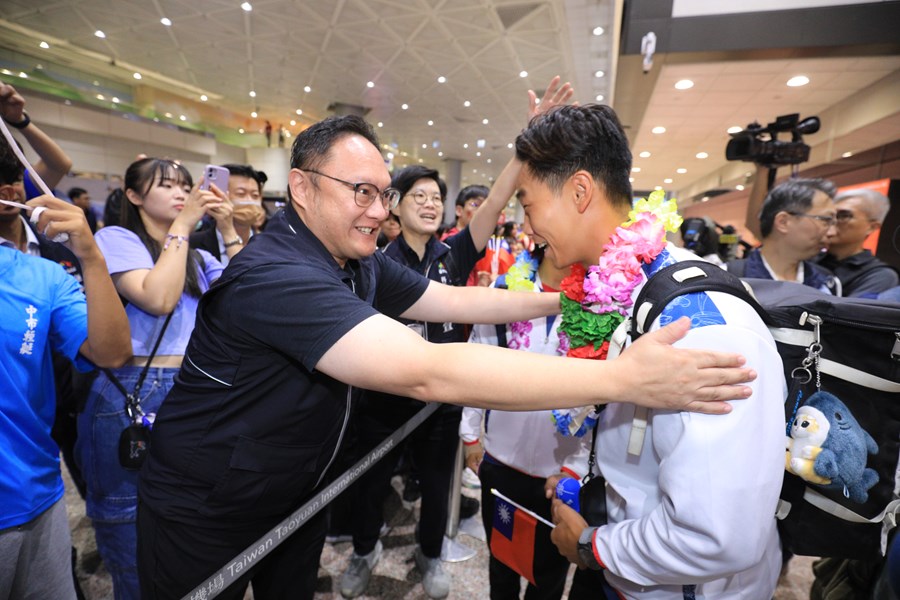 鄭副市長到桃園機場迎接奧運輕艇台中市籍選手返國--TSAI (11)