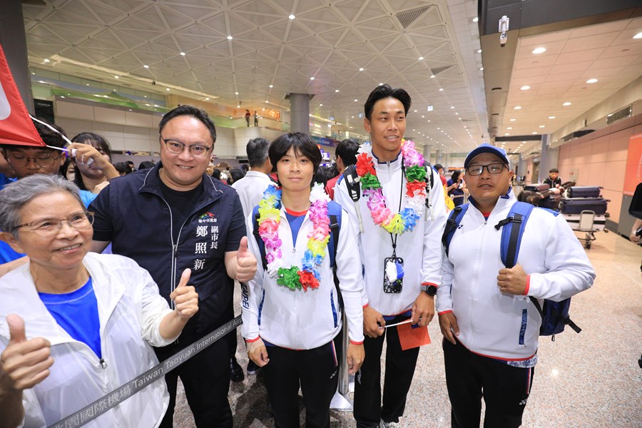 鄭照新副市長(左2)-輕艇選手張筑涵(中)、輕艇選手吳少璿(右2)----馬健銘教練(右1)
