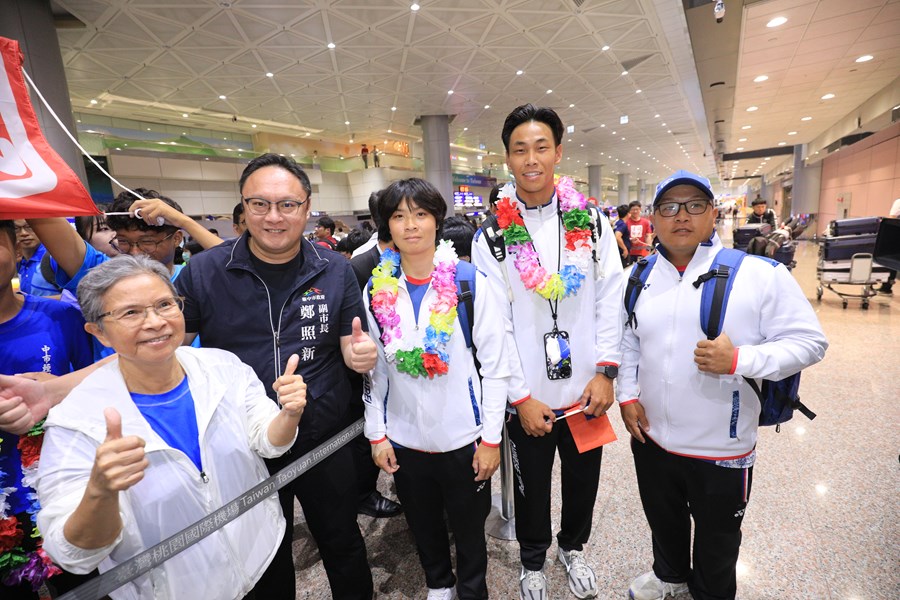 鄭照新副市長(左2)-輕艇選手張筑涵(中)、輕艇選手吳少璿(右2)----馬健銘教練(右1)