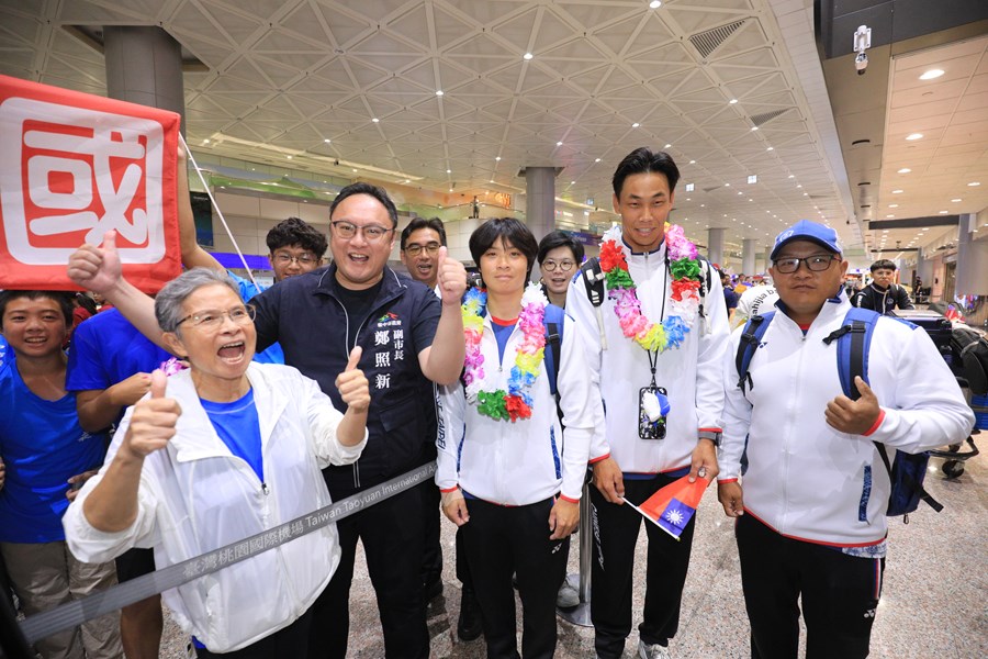 鄭照新副市長(左2)-輕艇選手張筑涵(中)、輕艇選手吳少璿(右2)----馬健銘教練(右1)