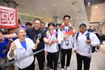 鄭照新副市長(左2)-輕艇選手張筑涵(中)、輕艇選手吳少璿(右2)----馬健銘教練(右1)