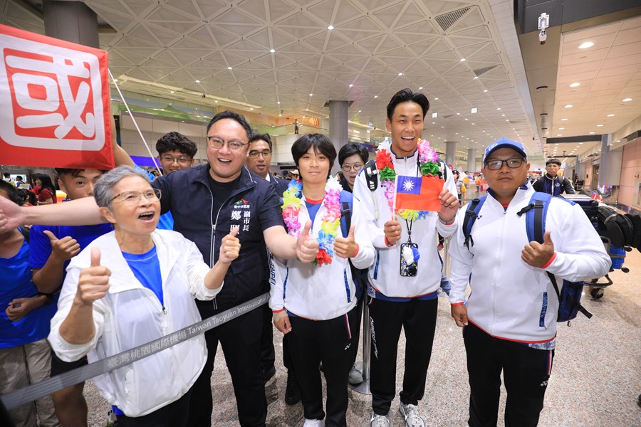 鄭照新副市長(左2)-輕艇選手張筑涵(中)、輕艇選手吳少璿(右2)----馬健銘教練(右1)