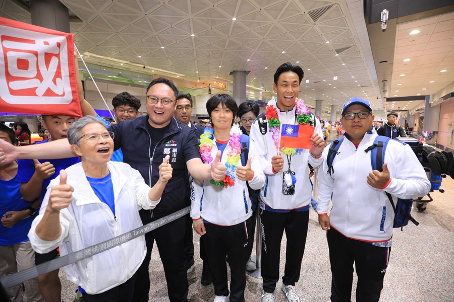 鄭照新副市長(左2)-輕艇選手張筑涵(中)、輕艇選手吳少璿(右2)----馬健銘教練(右1)