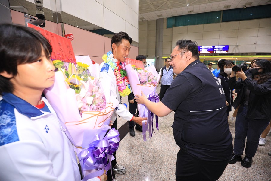 鄭副市長到桃園機場迎接奧運輕艇台中市籍選手返國--TSAI (27)