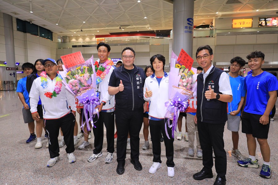 鄭照新副市長(前中)-輕艇選手張筑涵(前排右2)、輕艇選手吳少璿(前排左2)----馬健銘教練(前排左1)-運動局代理局長游志祥(前排右1)