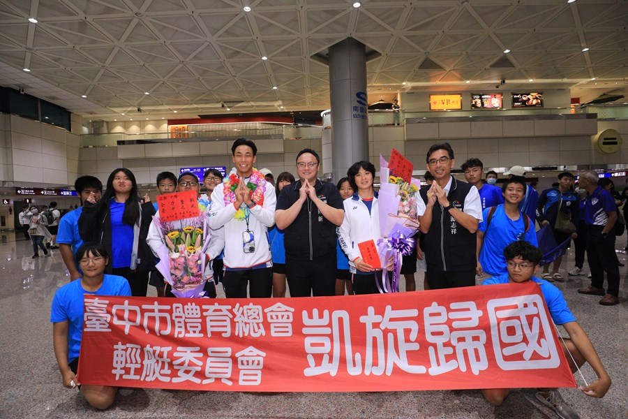 鄭副市長到桃園機場迎接奧運輕艇台中市籍選手返國--TSAI (34)