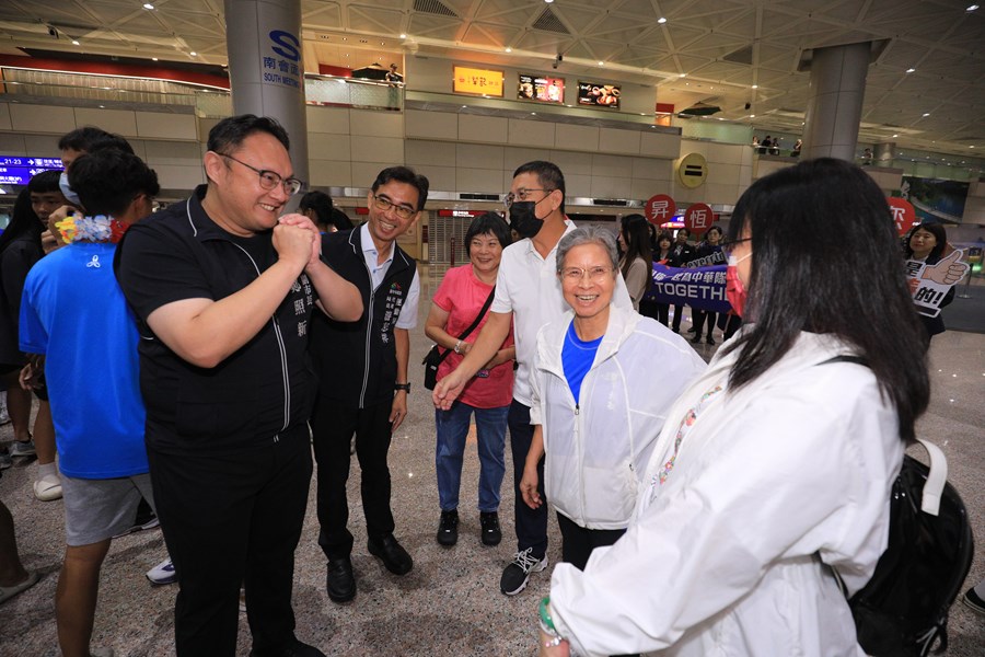 鄭副市長到桃園機場迎接奧運輕艇台中市籍選手返國--TSAI (37)