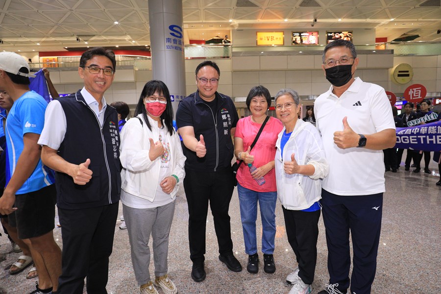 鄭副市長到桃園機場迎接奧運輕艇台中市籍選手返國--TSAI (40)