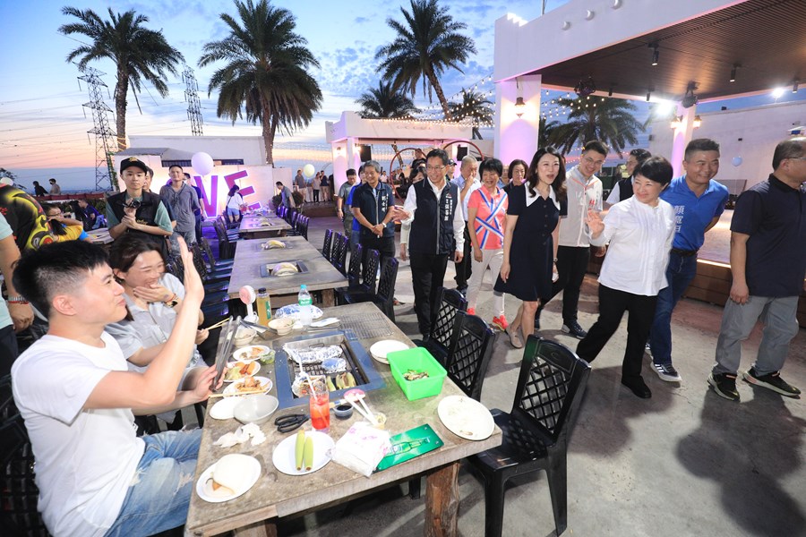 十大火鍋、燒烤店家首獎貼榜--盧市長到沙鹿乳牛牧場貼紅榜--TSAI (8)