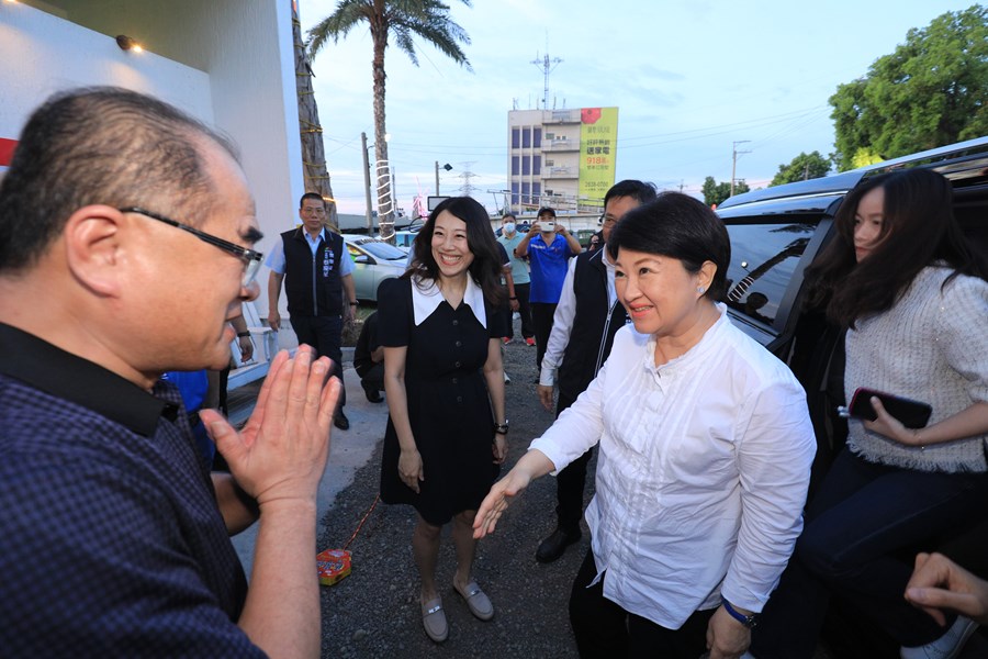 十大火鍋、燒烤店家首獎貼榜--盧市長到沙鹿乳牛牧場貼紅榜--TSAI (13)
