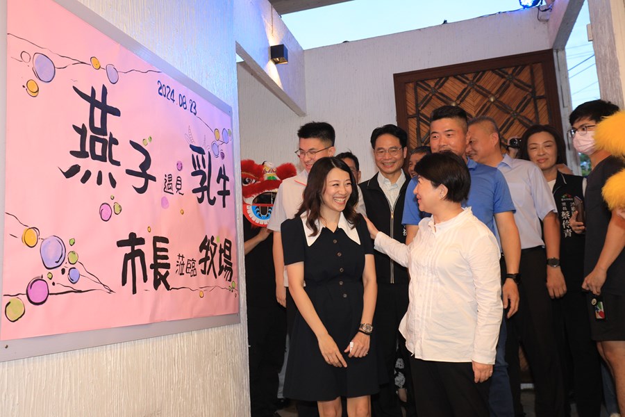 十大火鍋、燒烤店家首獎貼榜--盧市長到沙鹿乳牛牧場貼紅榜--TSAI (15)
