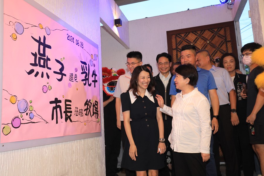 十大火鍋、燒烤店家首獎貼榜--盧市長到沙鹿乳牛牧場貼紅榜--TSAI (16)