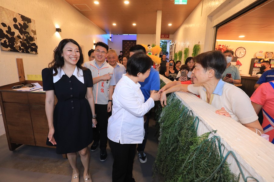 十大火鍋、燒烤店家首獎貼榜--盧市長到沙鹿乳牛牧場貼紅榜--TSAI (20)